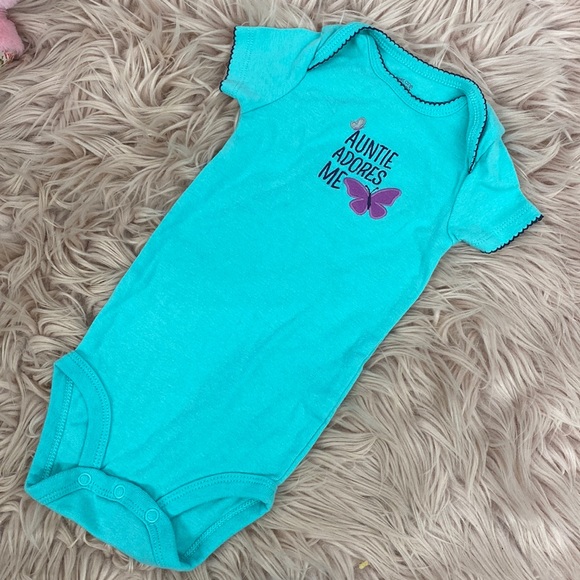 Auntie Adores Me Onsie - Picture 1 of 2